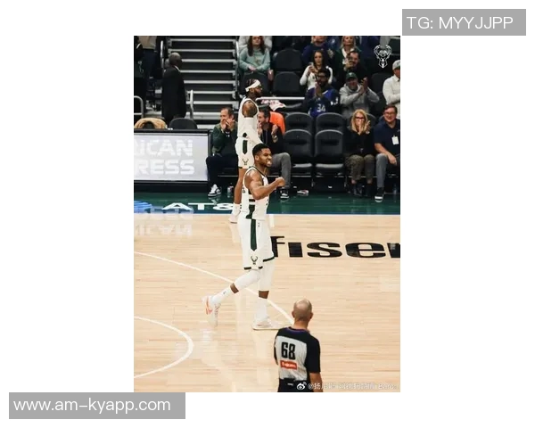 小里盛赞字母哥风度翩翩湖记调侃其在比赛用球管理上有所提升