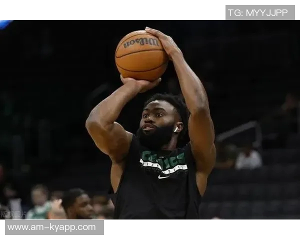 杰伦布朗半场表现惊艳10投8中三分命中率高达80砍下22分引领球队奋勇争先